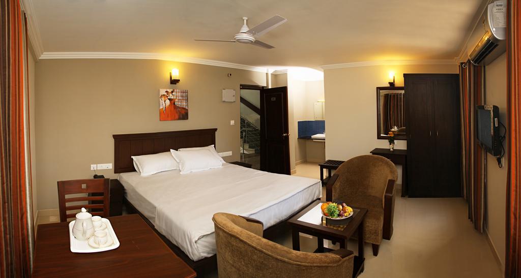 Century Grand Hotel Mananthavady Zimmer foto